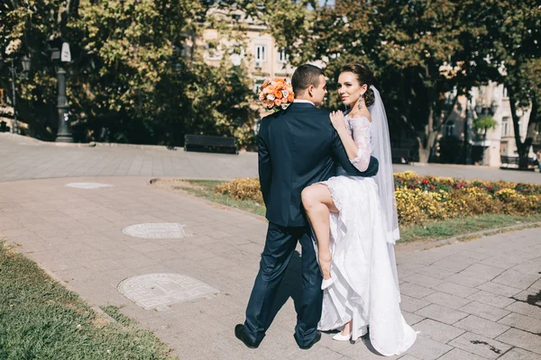 Pareja amorosa en el día de la boda —  Fotos de Stock