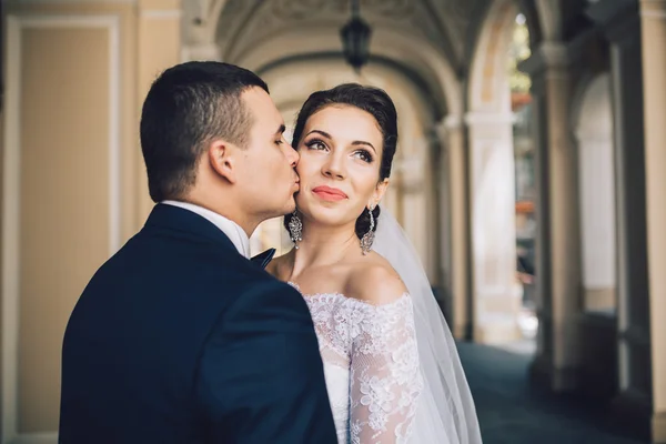 Pareja amorosa en el día de la boda — Foto de Stock