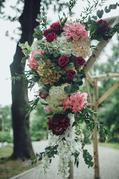 Arco de casamento bonito — Fotografia de Stock