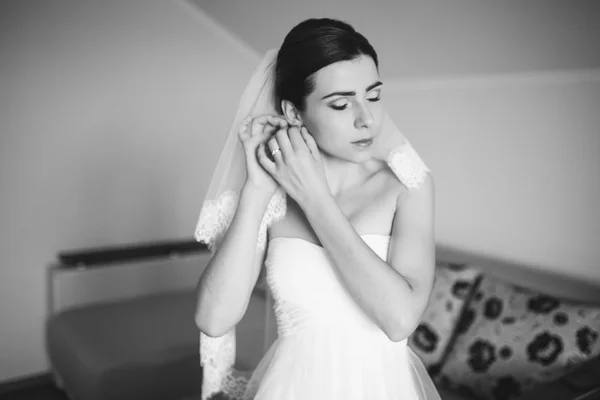 Bella giovane sposa — Foto Stock