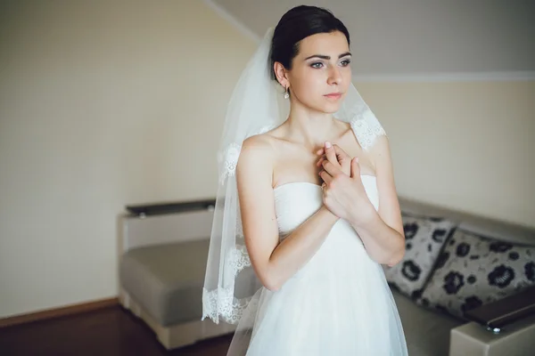 Belle jeune mariée — Photo