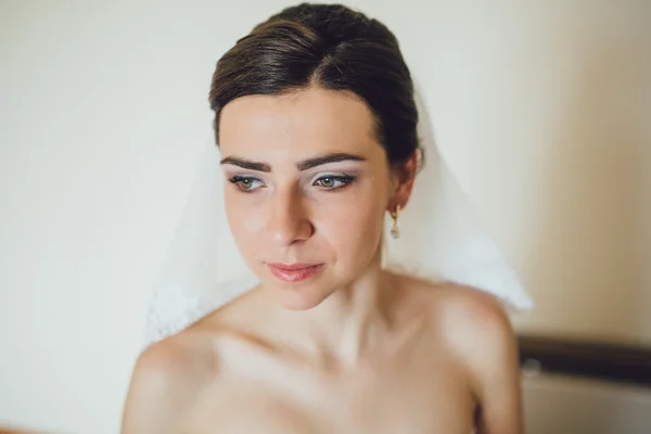 Bella giovane sposa — Foto Stock