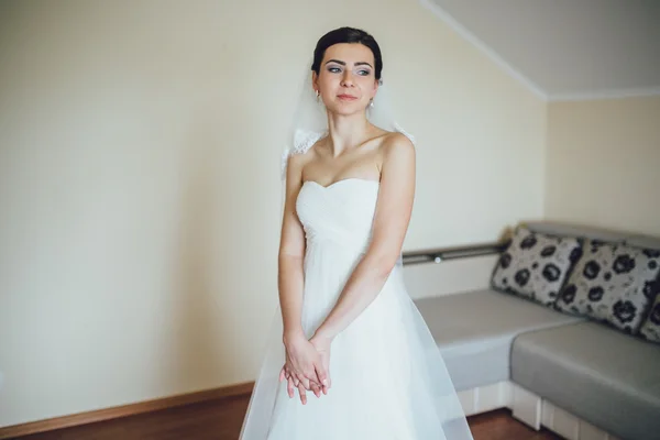Schöne junge Braut — Stockfoto