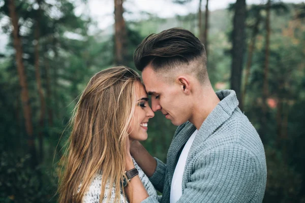 Feliz pareja amorosa — Foto de Stock