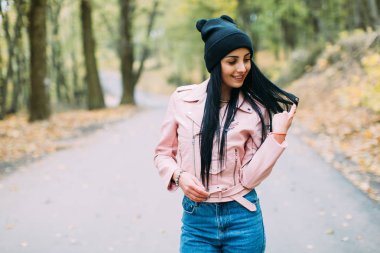 Park 'taki genç kadın.