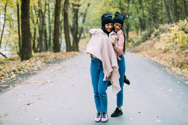 Jonge vrouwen in park — Stockfoto