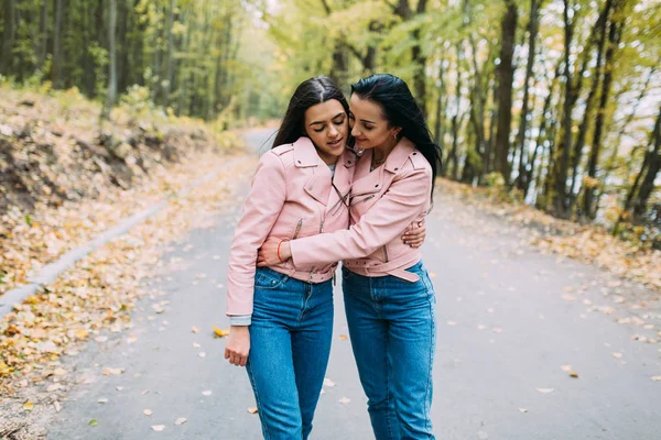 Mulheres jovens no parque — Fotografia de Stock