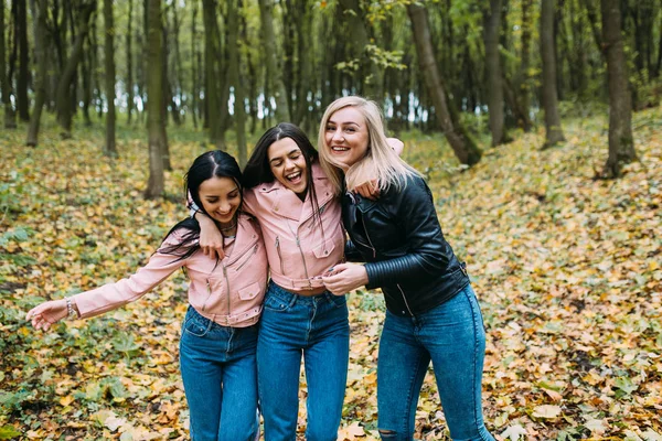 Jonge vrouwen in park — Stockfoto