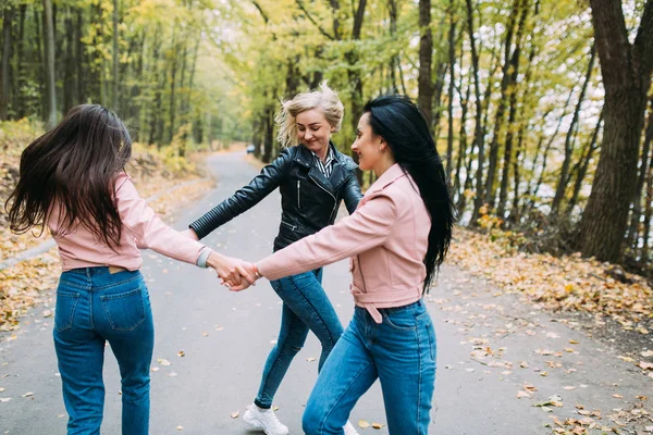 Jonge vrouwen in park — Stockfoto