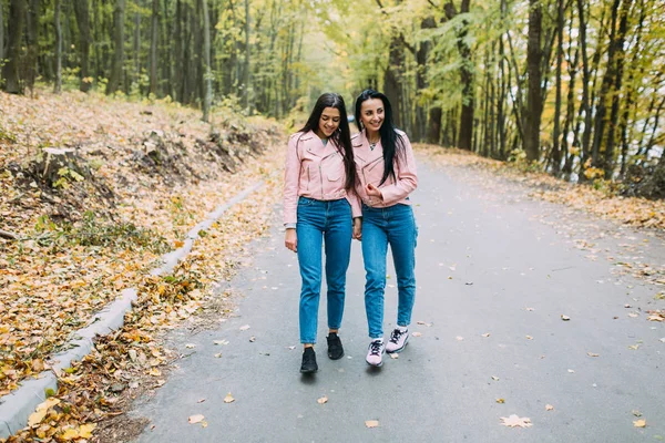 Junge Frauen im Park — Stockfoto