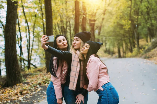 Jonge vrouwen in park — Stockfoto