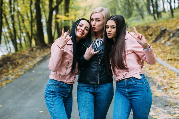 Giovani donne nel parco — Foto Stock