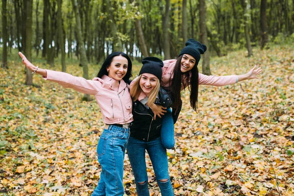 Jonge vrouwen in park — Stockfoto