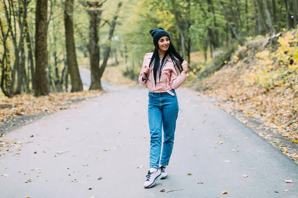 Jonge vrouw in het park — Stockfoto