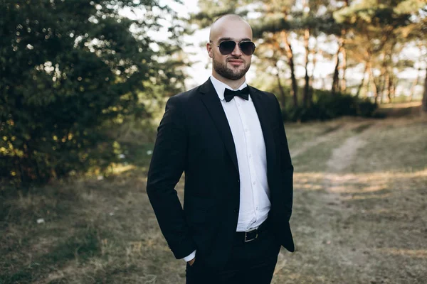 Young groom in forest — Stock Photo, Image