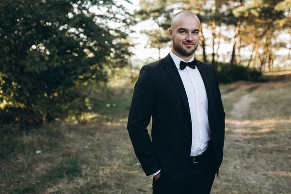 Joven novio en el bosque — Foto de Stock