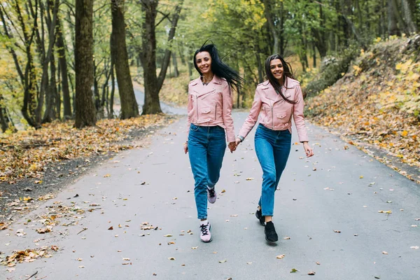 Jonge vrouwen in park — Stockfoto