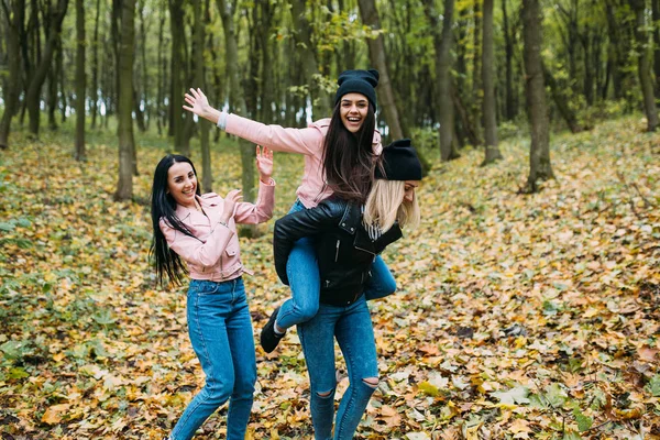 Mujeres jóvenes en el parque — Foto de Stock