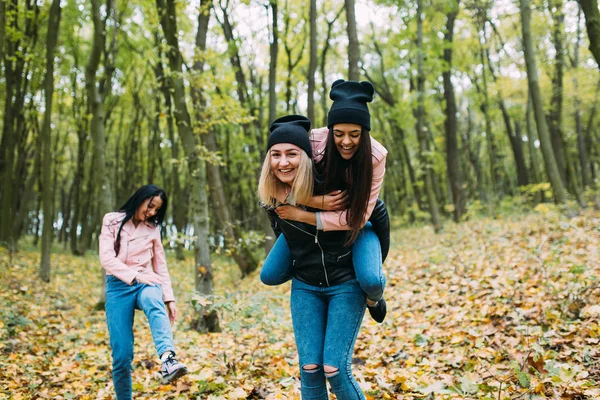 Mujeres jóvenes en el parque — Foto de Stock