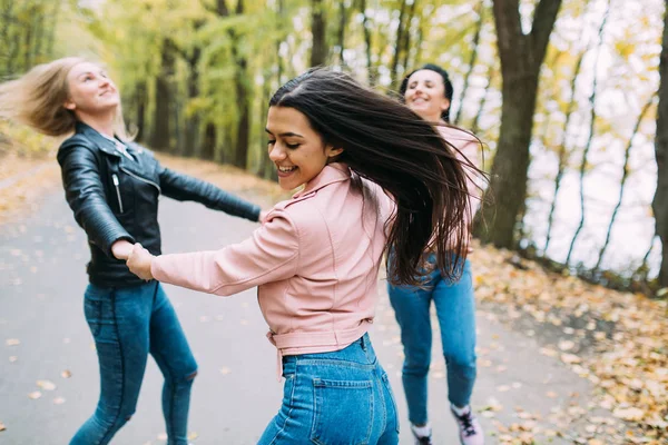 Junge Frauen im Park — Stockfoto