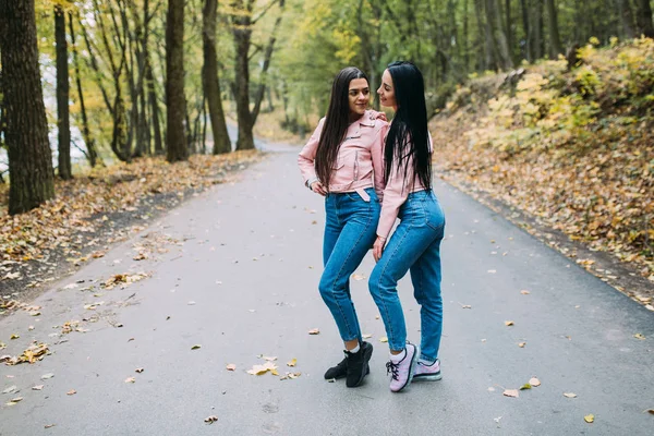 Junge Frauen im Park — Stockfoto