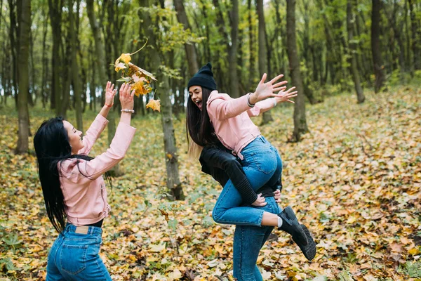 Mulheres jovens no parque — Fotografia de Stock