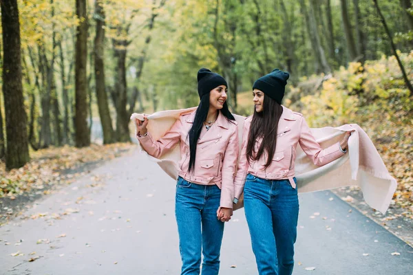 Young women in park — Stock Photo, Image