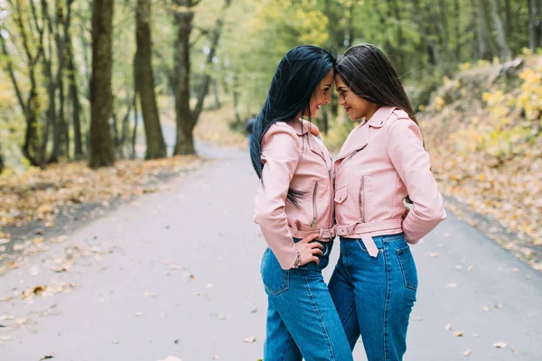 Mulheres jovens no parque — Fotografia de Stock