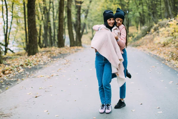 Jonge vrouwen in park — Stockfoto