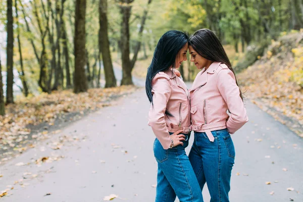 Jonge vrouwen in park — Stockfoto