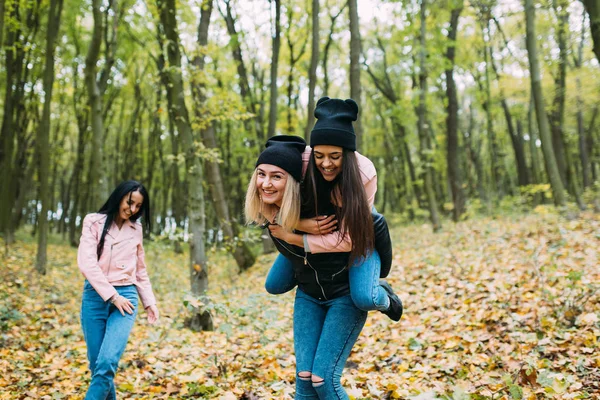 Jeunes femmes dans le parc — Photo