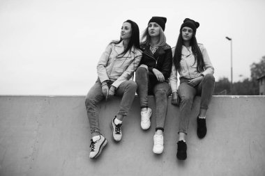 Rıhtımda genç kadın