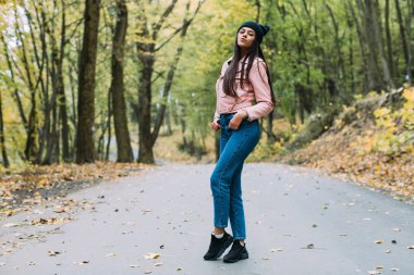 Park 'taki genç kadın.