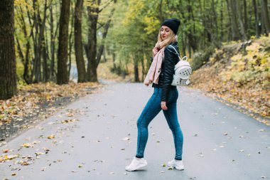 Park 'taki genç kadın.