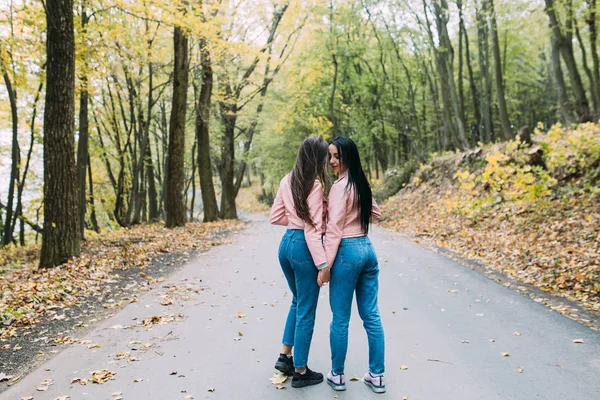 Mladé ženy v parku — Stock fotografie