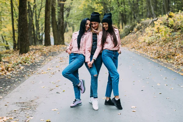 Jonge vrouwen in park — Stockfoto