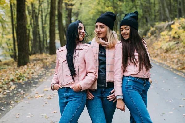 Mujeres jóvenes en el parque —  Fotos de Stock