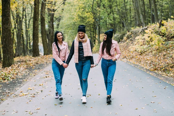 Jeunes femmes dans le parc — Photo