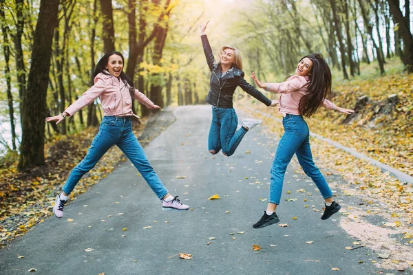 Jonge vrouwen in park — Stockfoto