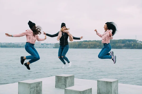 Mulheres jovens no cais — Fotografia de Stock