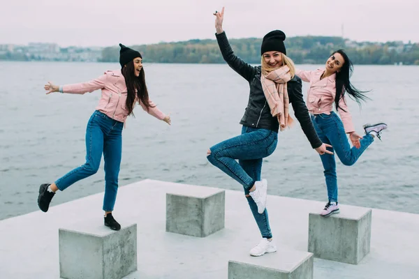 Mulheres jovens no cais — Fotografia de Stock