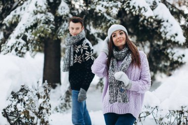 çiftler kış ormanında