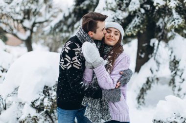 çiftler kış ormanında