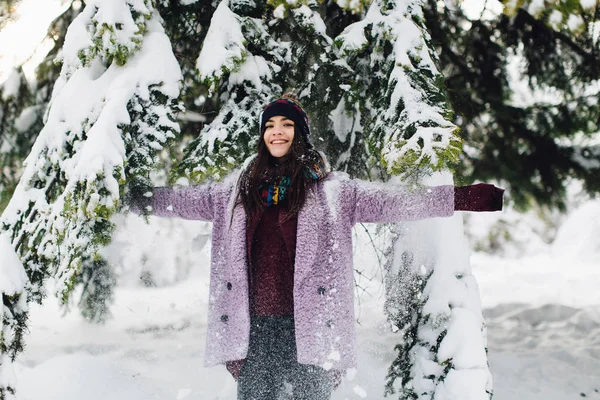 Jovem mulher brincando na neve — Fotografia de Stock