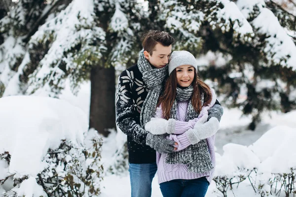 Couple in winter forest — Stock Photo, Image