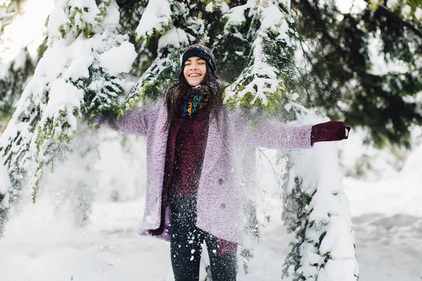 Молода жінка грає в снігу — стокове фото