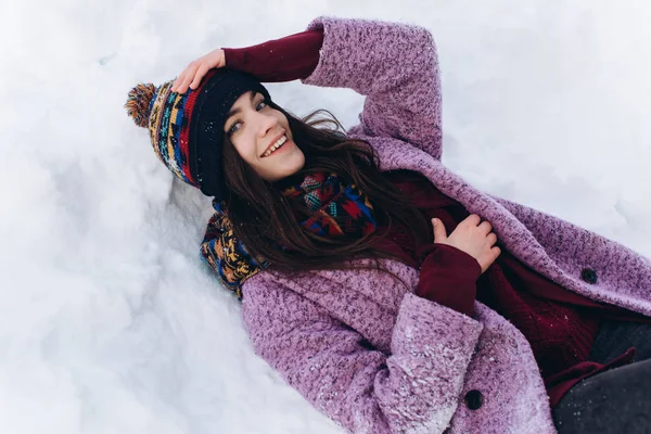 Young woman playing in snow — Stock Photo, Image