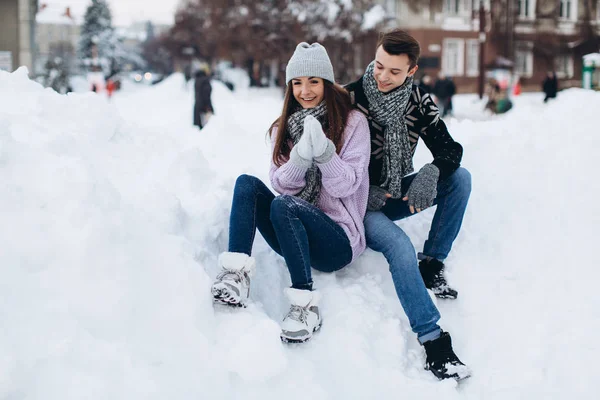 Couple dans la rue enneigée — Photo