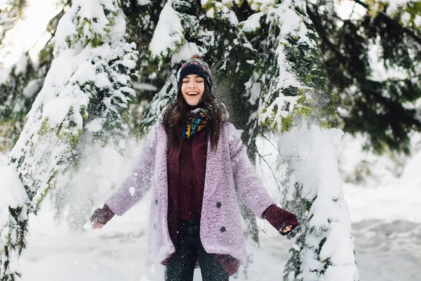 Молодая женщина играет в снегу — стоковое фото
