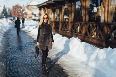 Sokakta genç kadın